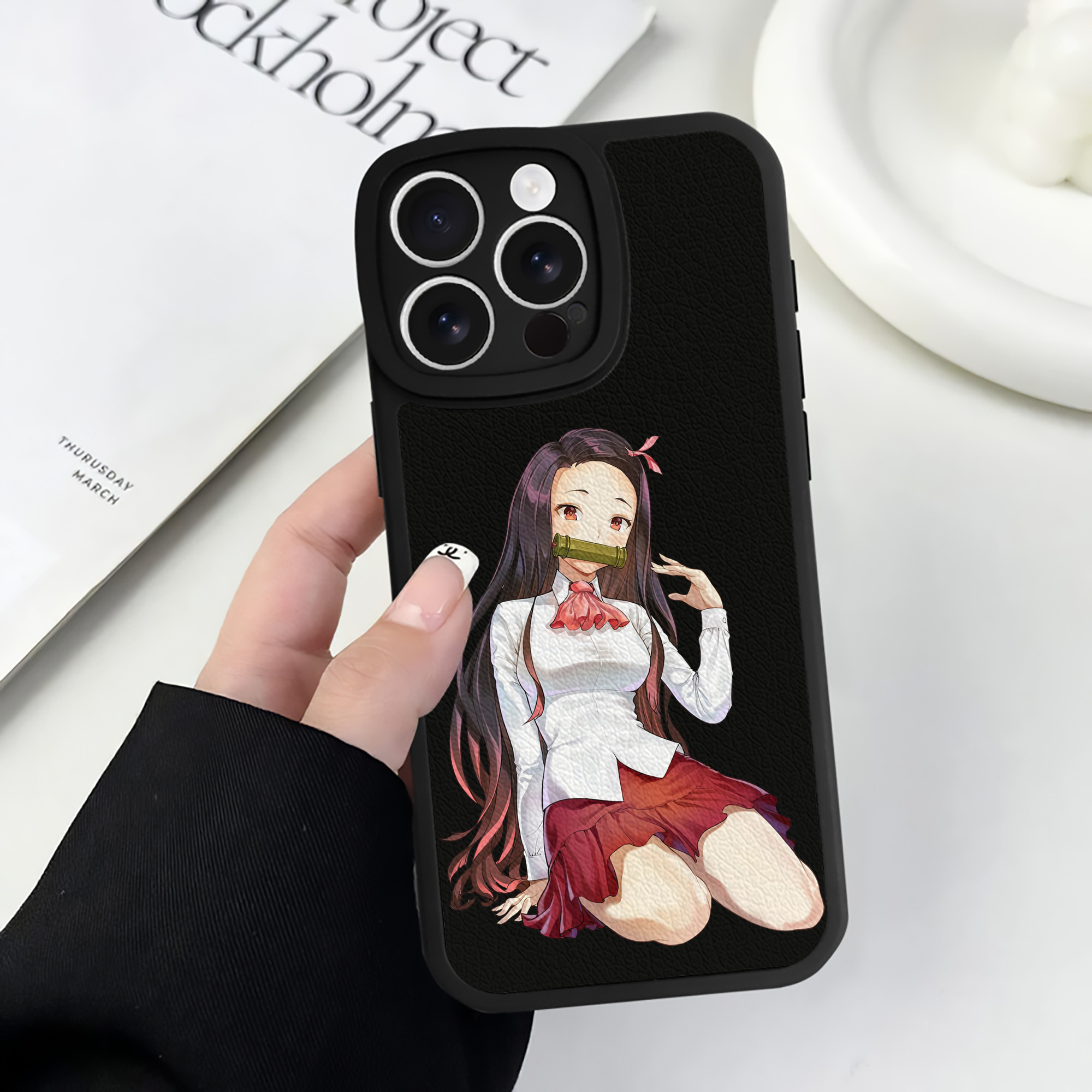 （画像用） 鬼滅の刃（きめつのやいば）竈門 禰󠄀豆子／かまど ねずこ Kamado Nezuko 【iPhone 16シリーズ対応】シリコンスマホケース（レザー調） 材質：シリコン
